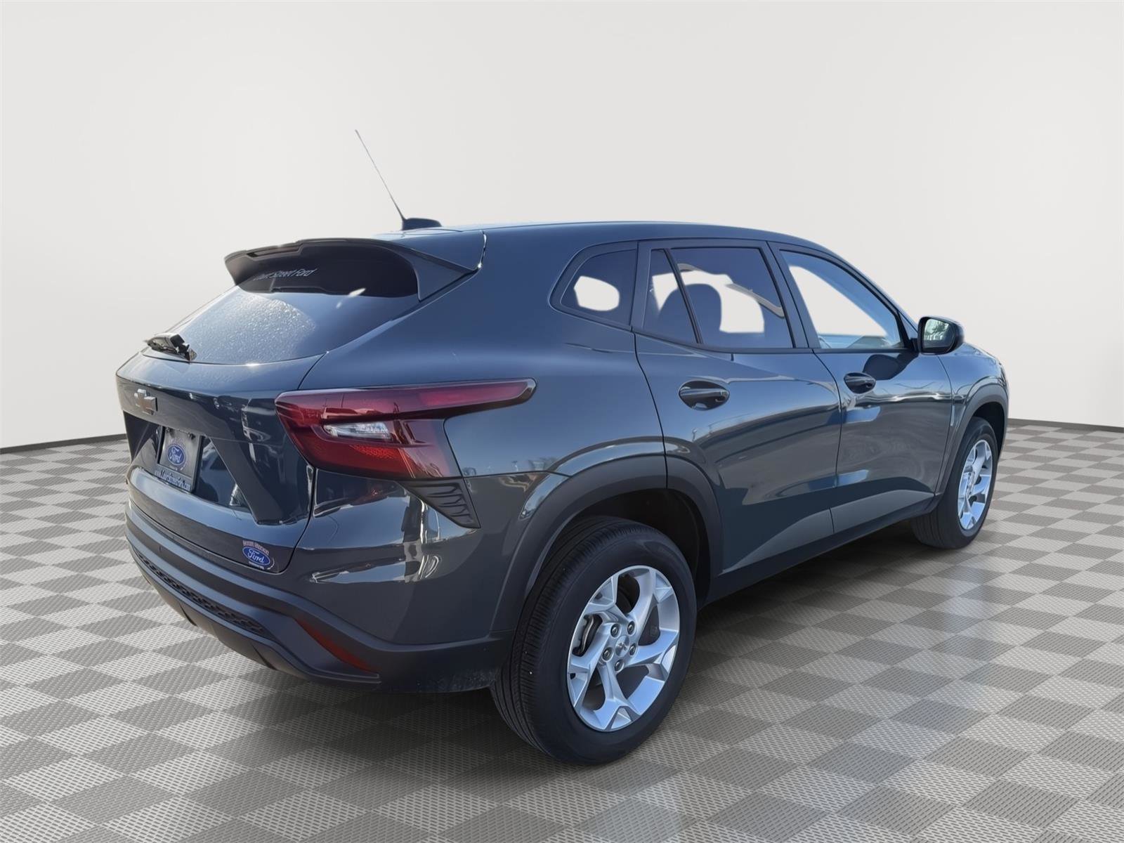 Used 2025 Chevrolet Trax LS w/ LS Convenience Package image 5