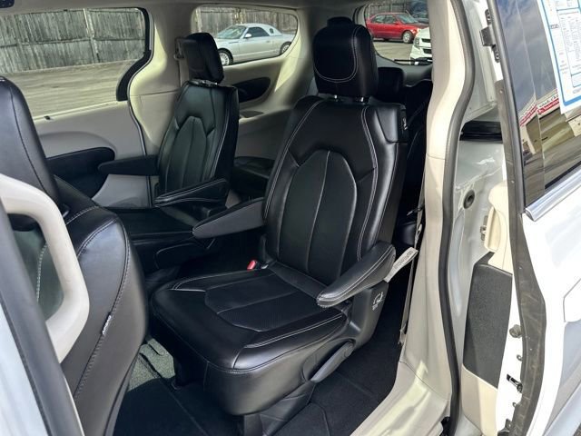 Used 2024 Chrysler Pacifica Touring-L image 27