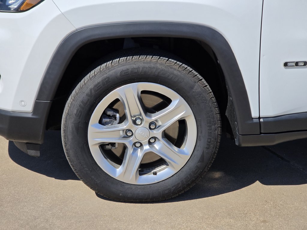 Used 2023 Jeep Compass Latitude w/ Convenience Group AWD/4WD image 10