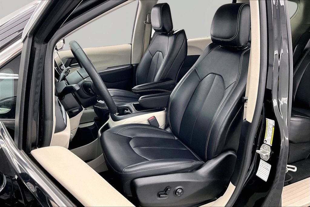 Used 2024 Chrysler Pacifica Touring-L FWD image 25