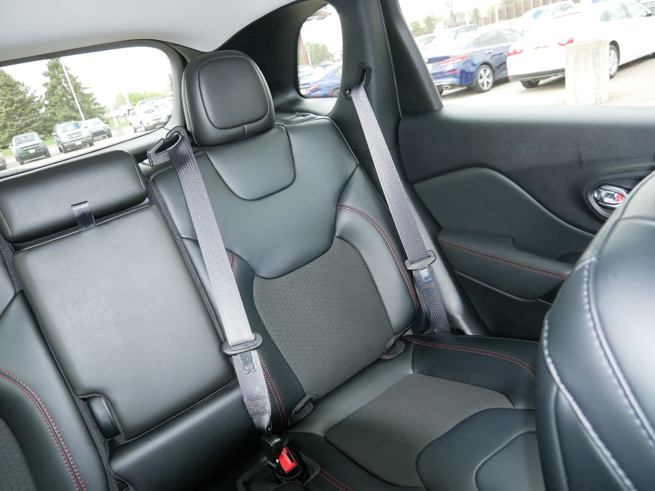 Used 2022 Jeep Cherokee Trailhawk w/ Comfort/Convenience Group AWD/4WD image 14