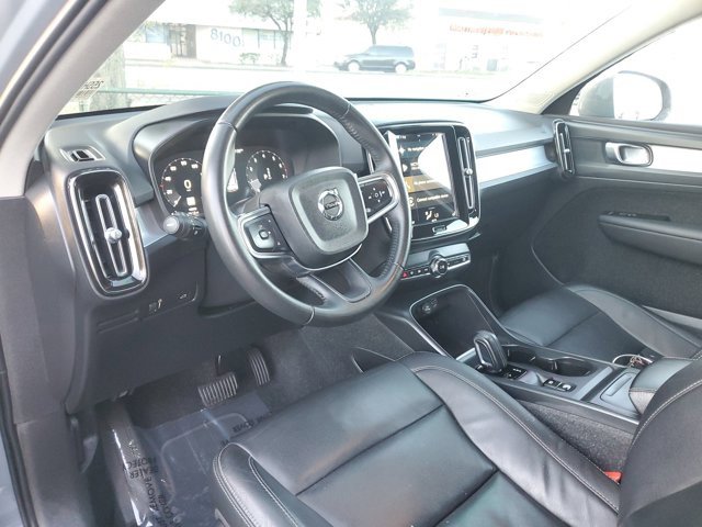 Used 2021 Volvo XC40 T5 Momentum w/ Protection Package Premier image 16