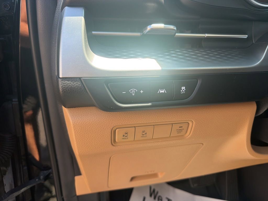 Used 2024 Kia Carnival LX FWD image 21