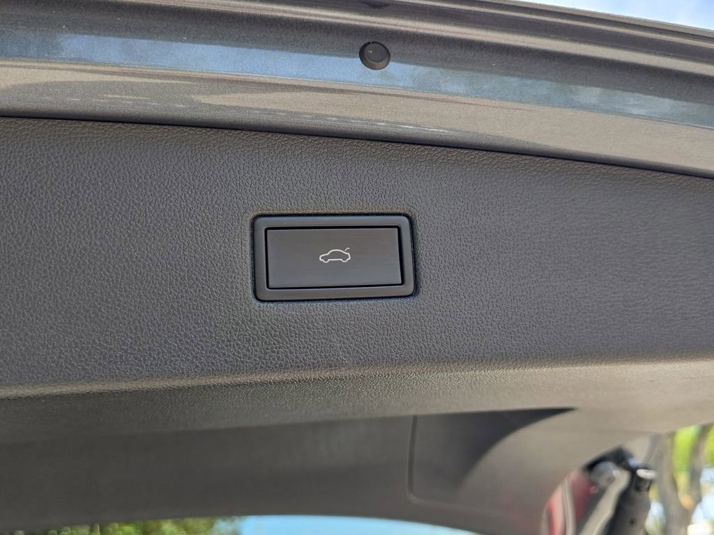 Used 2024 Volkswagen Tiguan SE R-Line image 9