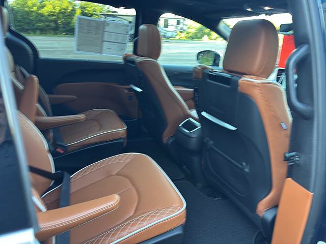Used 2025 Chrysler Pacifica Pinnacle AWD/4WD image 18