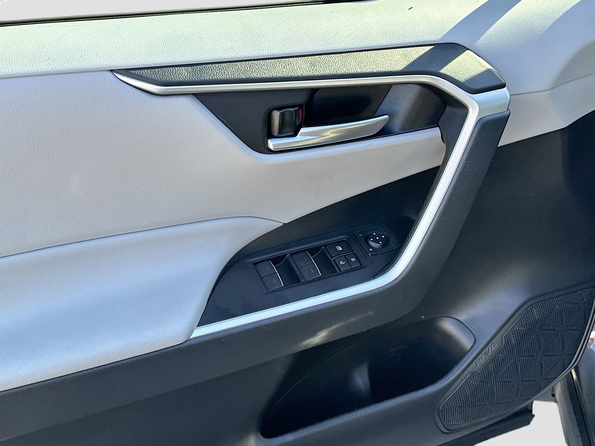 Used 2023 Toyota RAV4 XLE w/ Convenience Package image 18