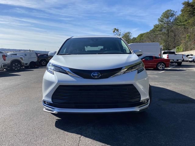 Used 2022 Toyota Sienna XLE image 9