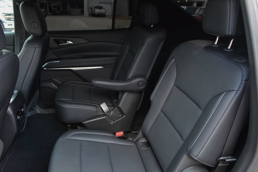 Used 2025 Chevrolet Traverse LT FWD image 17