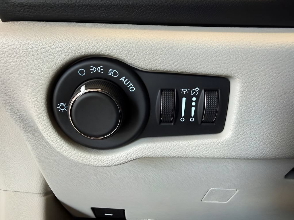 Used 2023 Chrysler Voyager LX FWD image 23