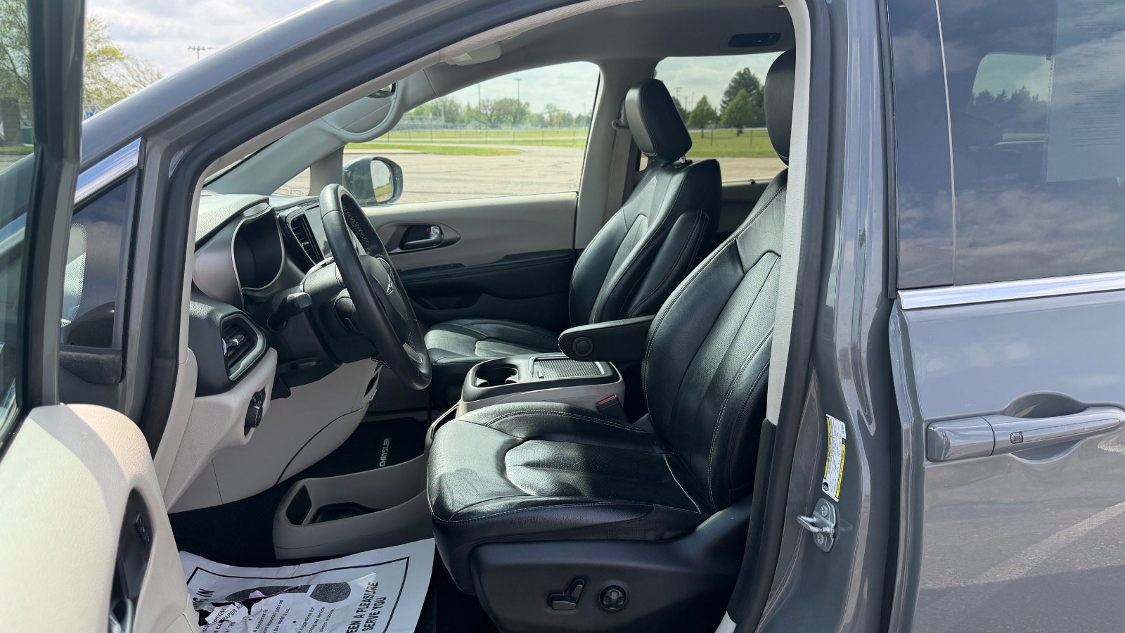 Used 2022 Chrysler Pacifica Touring-L FWD image 17