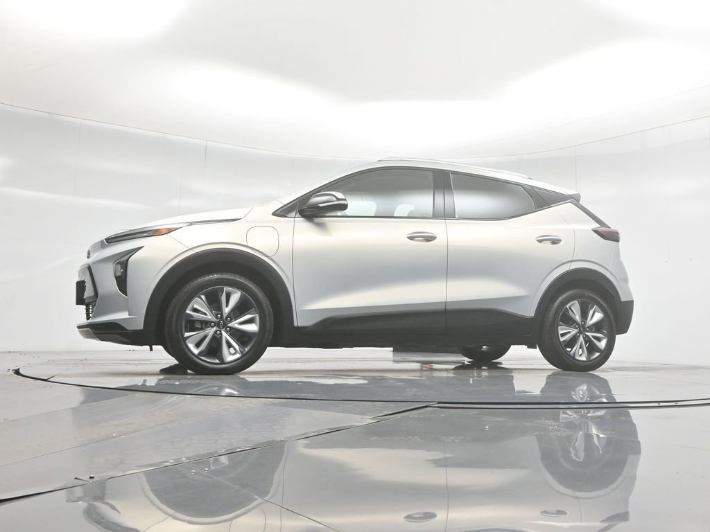 Used 2022 Chevrolet Bolt EUV LT w/ Convenience Package image 22