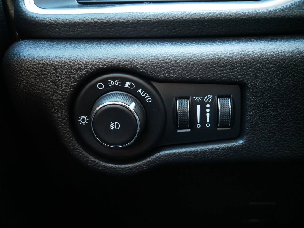 Used 2024 Chrysler Pacifica Limited w/ Uconnect Theater Family Group image 18