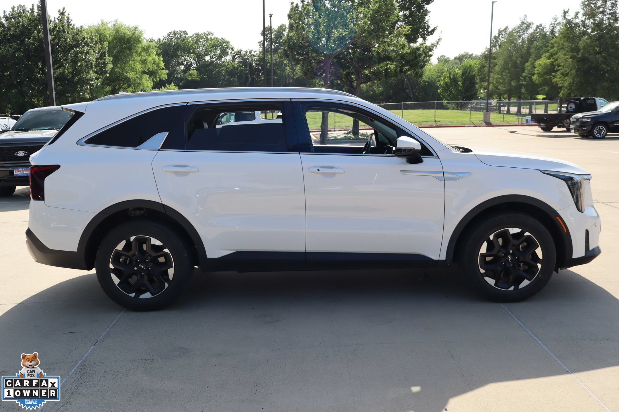 Used 2025 Kia Sorento S FWD image 2