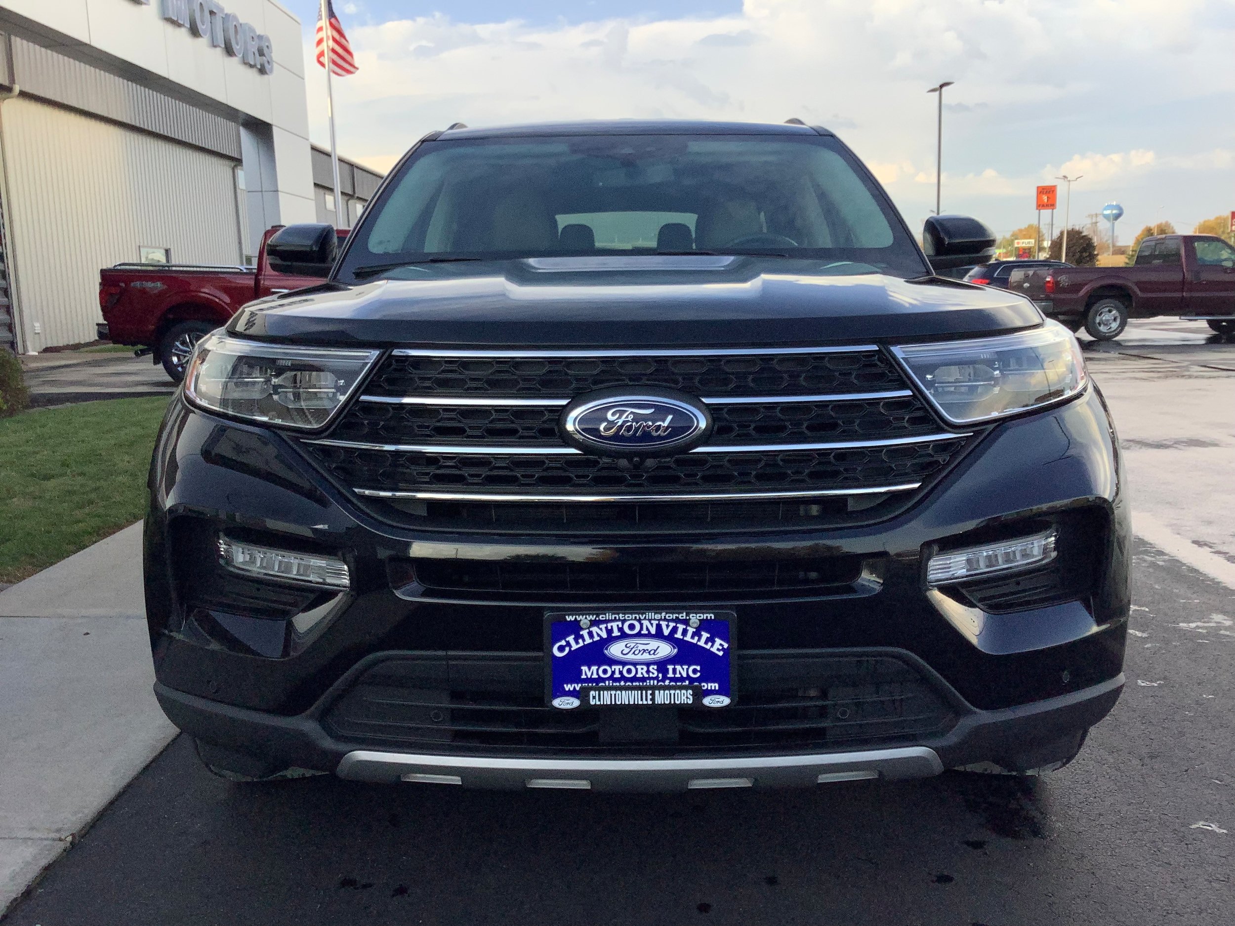 Certified 2024 Ford Explorer XLT w/ Equipment Group 202A AWD/4WD image 3