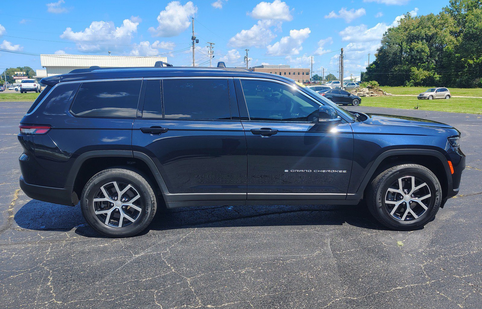 Used 2023 Jeep Grand Cherokee L Limited AWD/4WD image 4