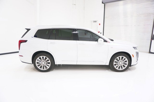 Used 2025 Cadillac XT6 Premium Luxury w/ Technology Package FWD image 4