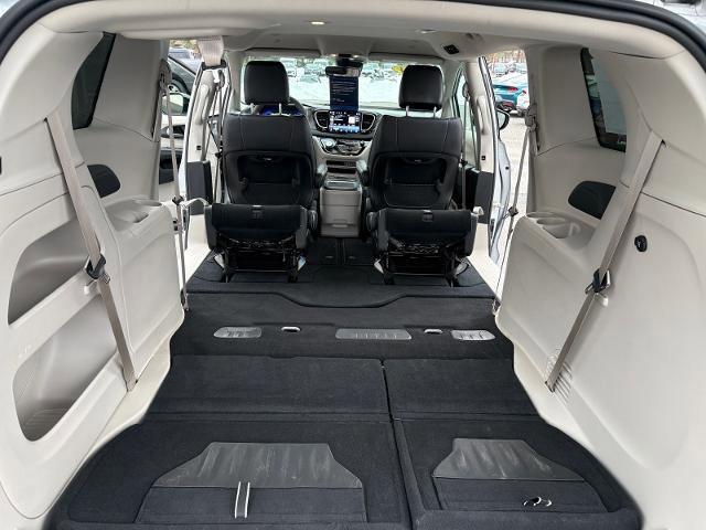 Used 2024 Chrysler Pacifica Touring-L image 35