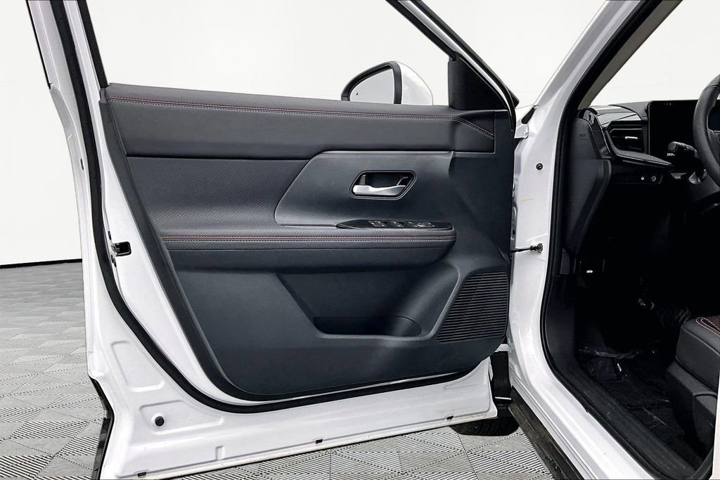 Used 2025 Nissan Kicks SR FWD image 23