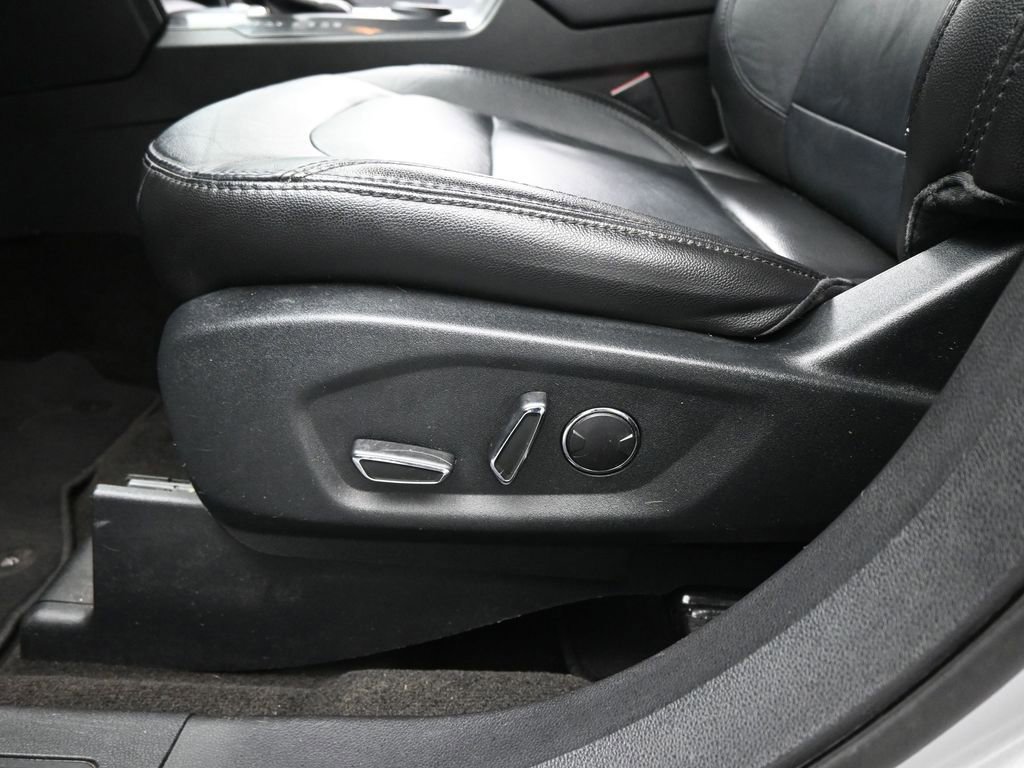 Certified 2018 Ford Explorer XLT w/ Equipment Group 202A image 41