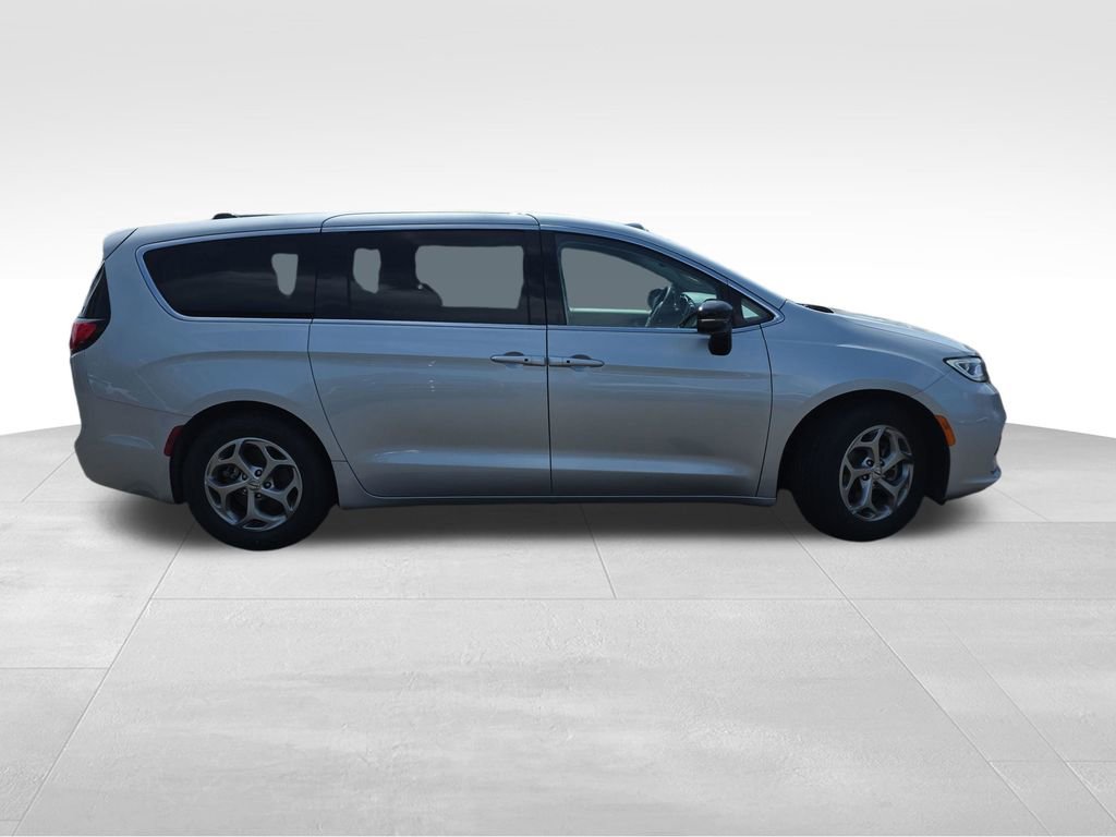 Used 2024 Chrysler Pacifica Limited FWD image 9