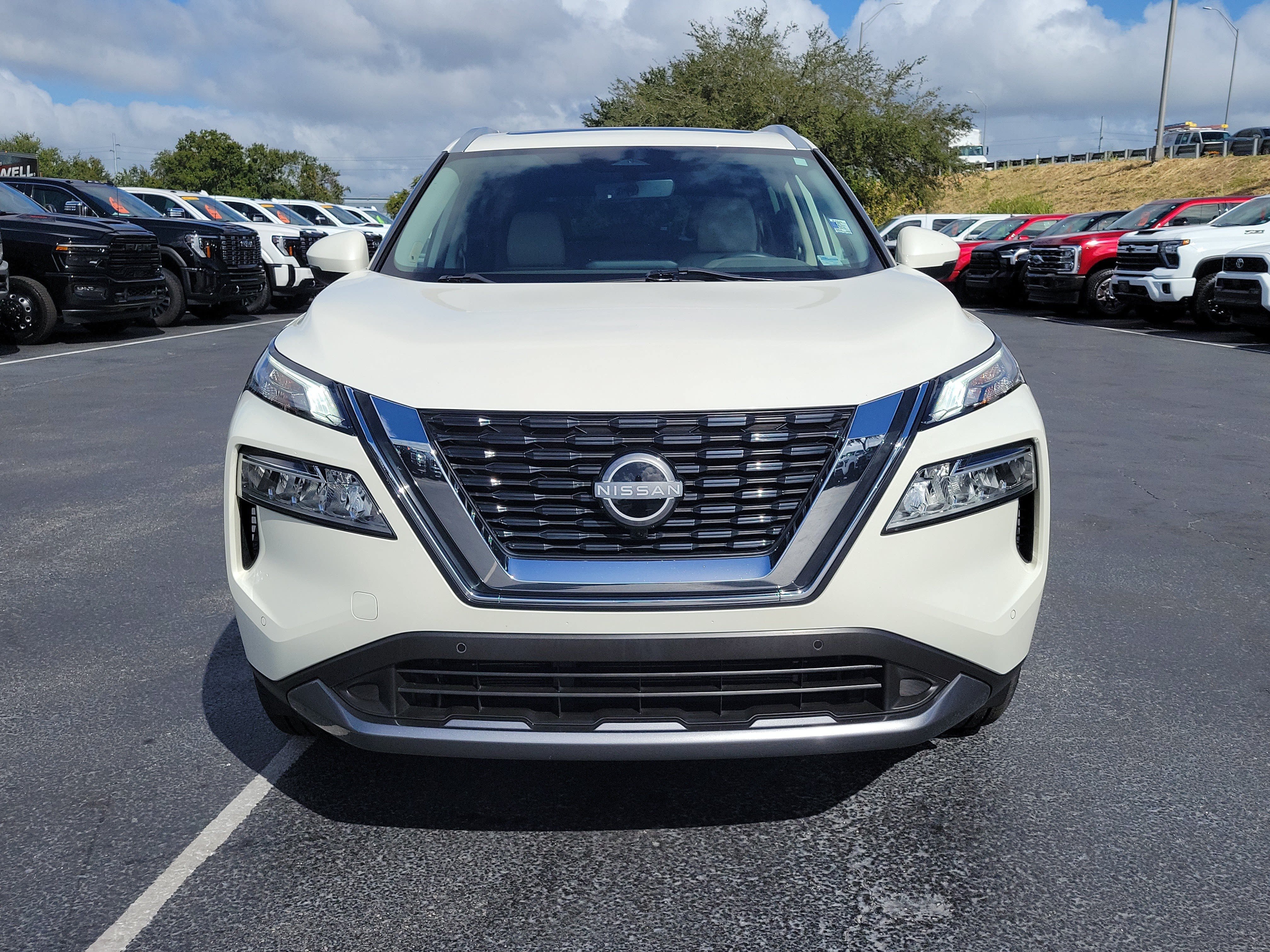 Used 2023 Nissan Rogue SL w/ SL Premium Package FWD image 2