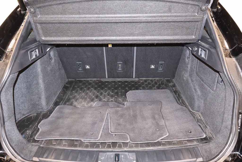 Used 2018 Jaguar F-PACE Premium image 38