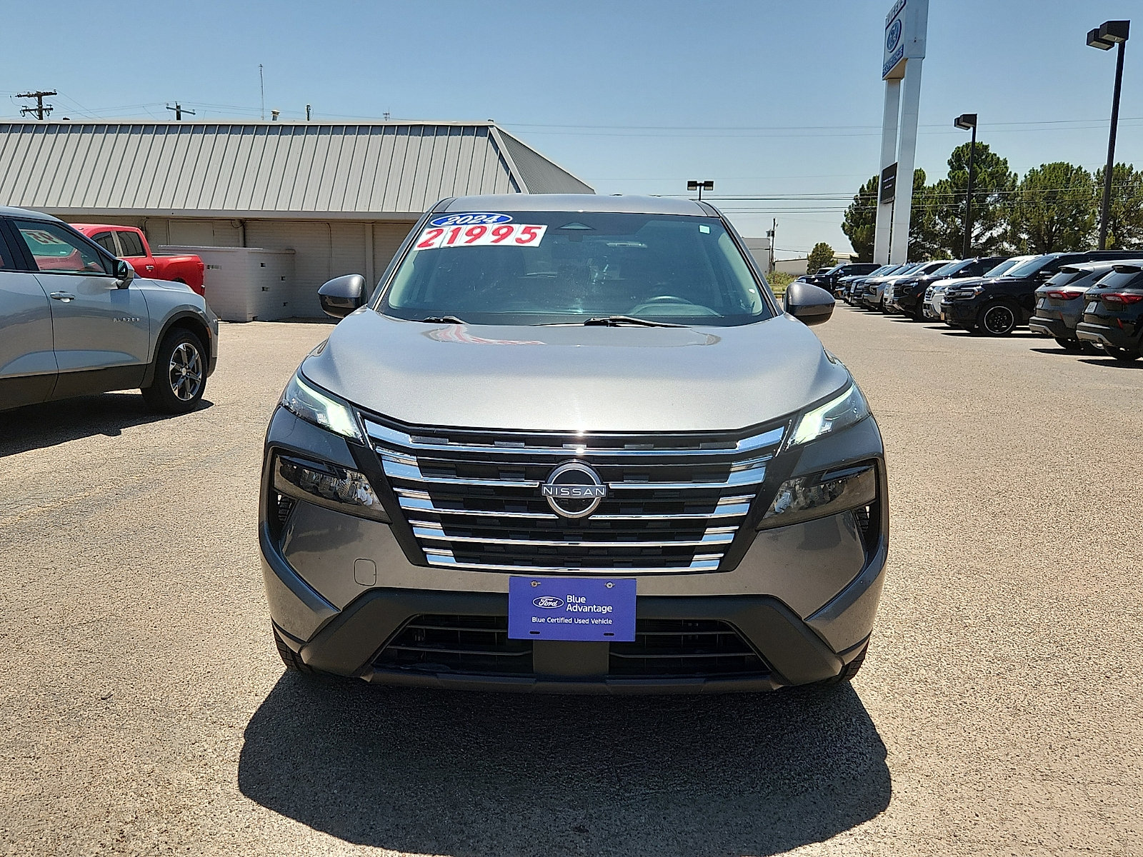 Used 2024 Nissan Rogue SV FWD image 2