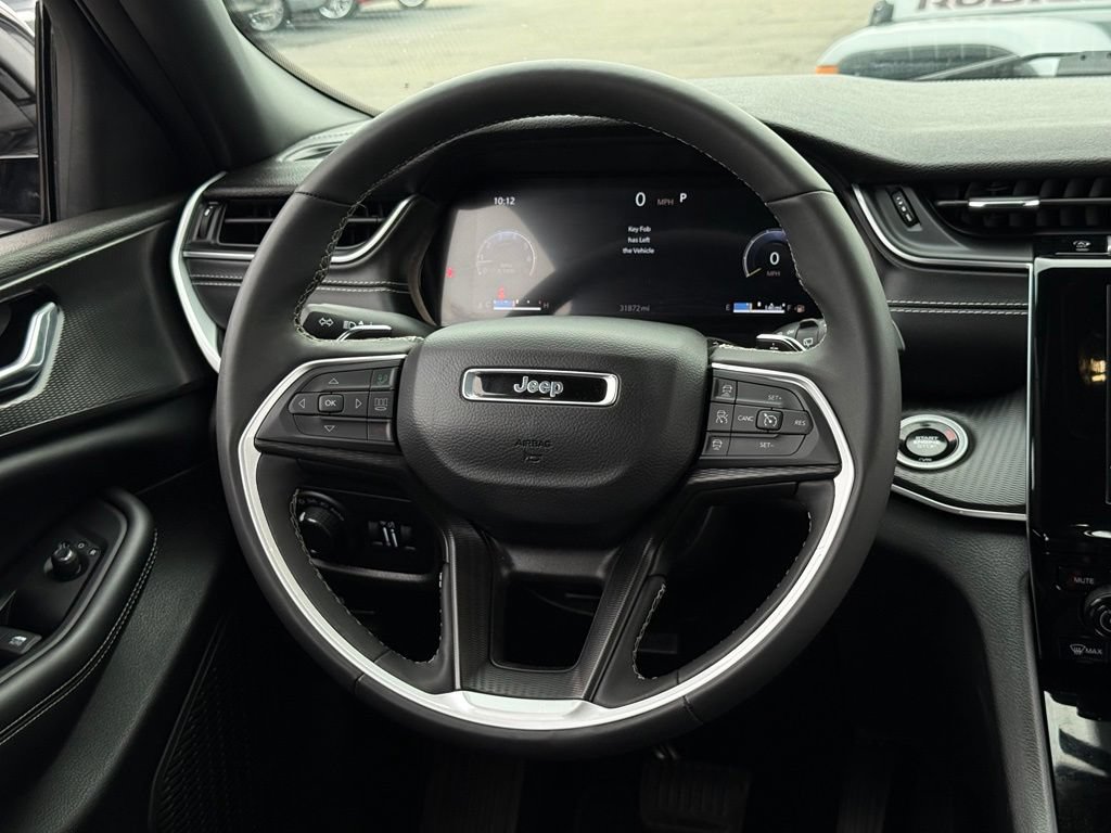 Used 2025 Jeep Grand Cherokee Altitude AWD/4WD image 6