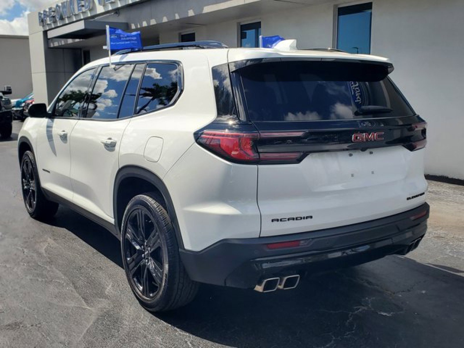 Used 2025 GMC Acadia Elevation w/ Elevation Premium Package image 5