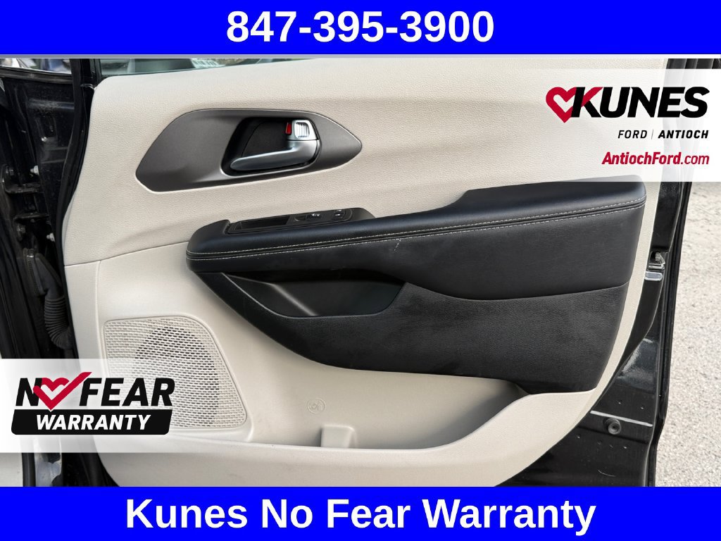 Used 2023 Chrysler Pacifica Touring-L FWD image 43