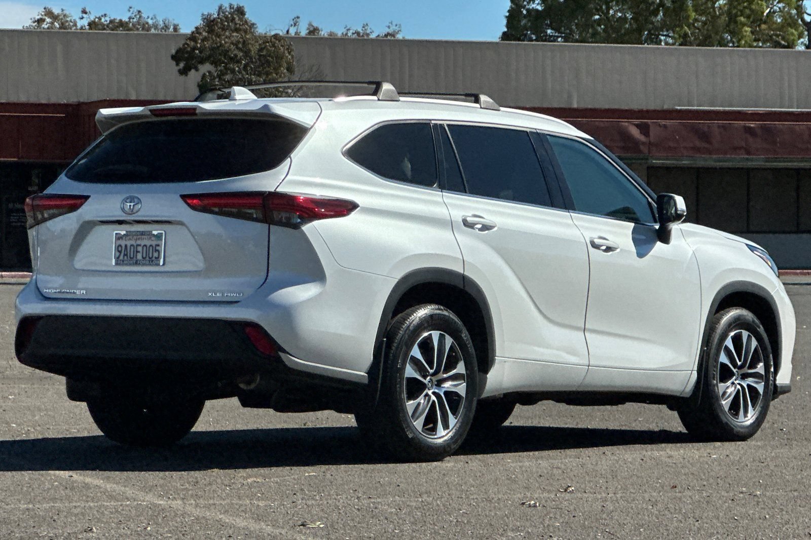 Used 2022 Toyota Highlander XLE AWD/4WD image 3