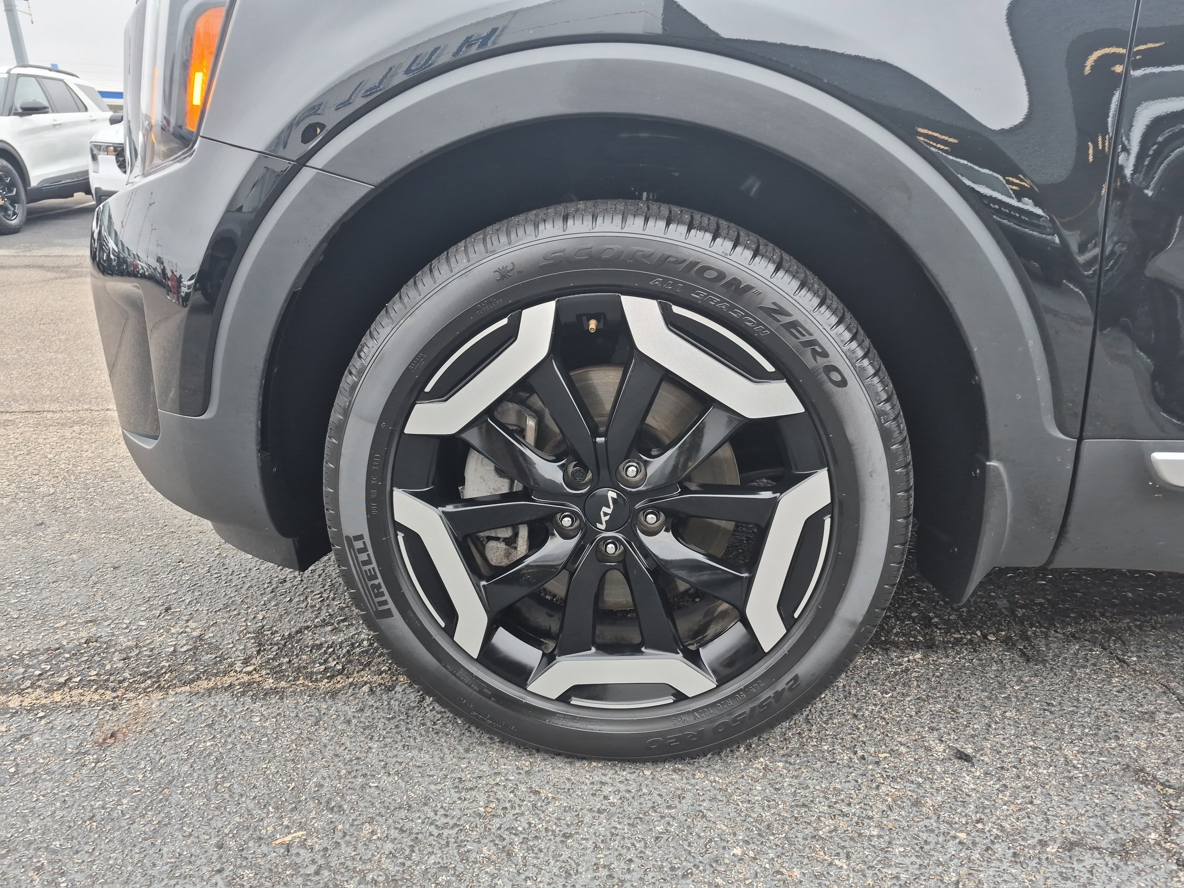 Used 2024 Kia Telluride EX w/ EX Captain's Chair Package image 7