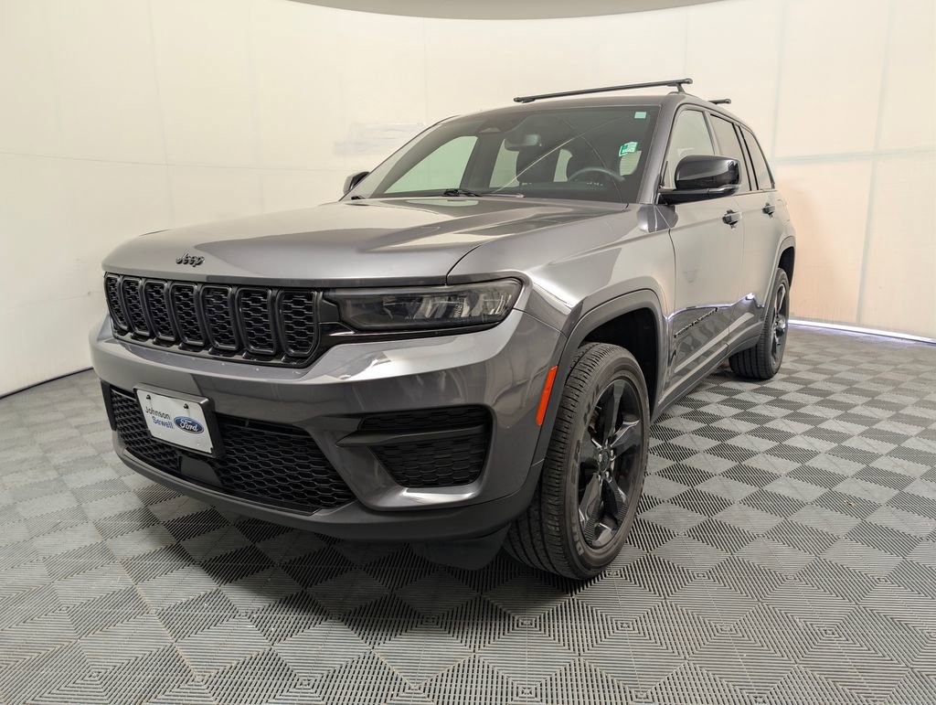 Used 2023 Jeep Grand Cherokee Altitude AWD/4WD image 4