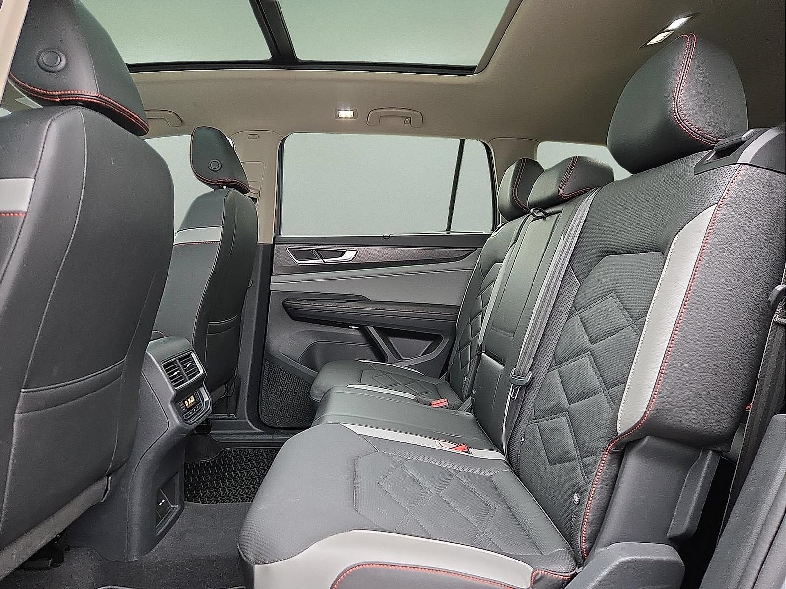 Used 2025 Volkswagen Atlas Peak Edition SE AWD/4WD image 11