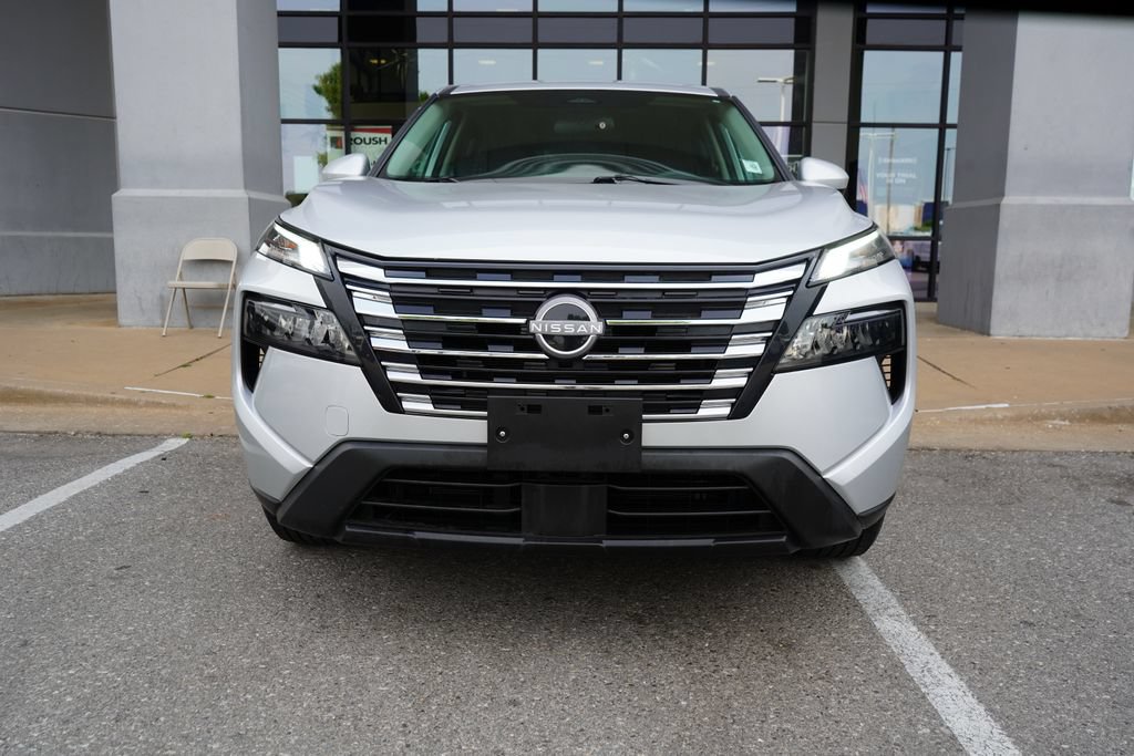 Used 2025 Nissan Rogue SV FWD image 3