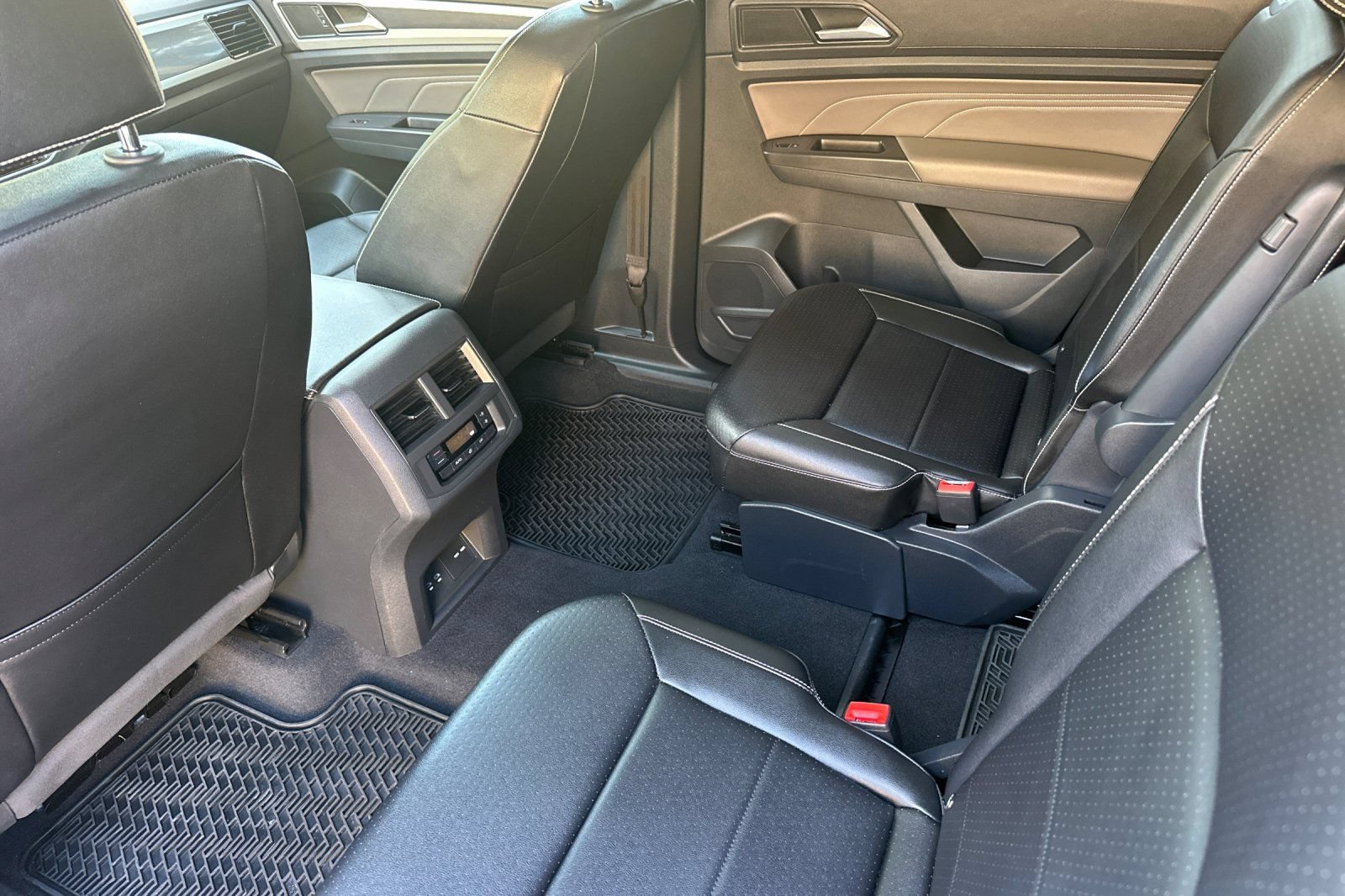 Used 2022 Volkswagen Atlas SEL R-Line AWD/4WD image 14