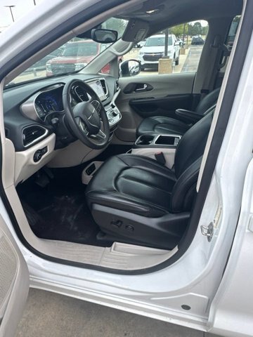 Used 2023 Chrysler Pacifica Touring-L FWD image 4