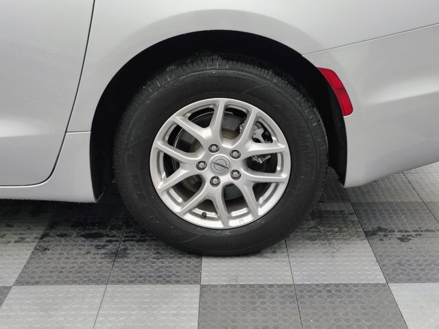 Used 2024 Chrysler Pacifica Touring-L FWD image 14