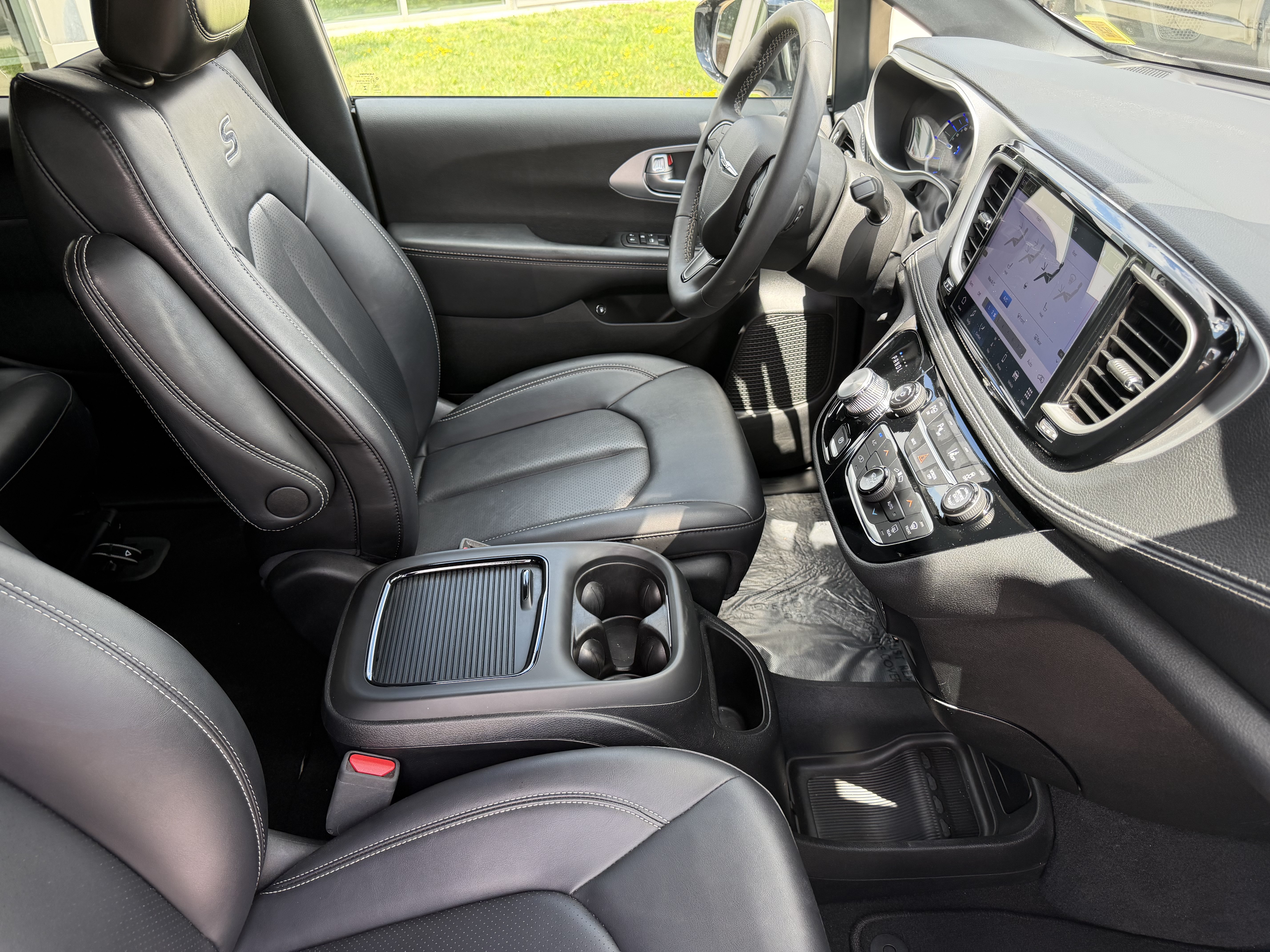 Used 2024 Chrysler Pacifica Limited FWD image 15