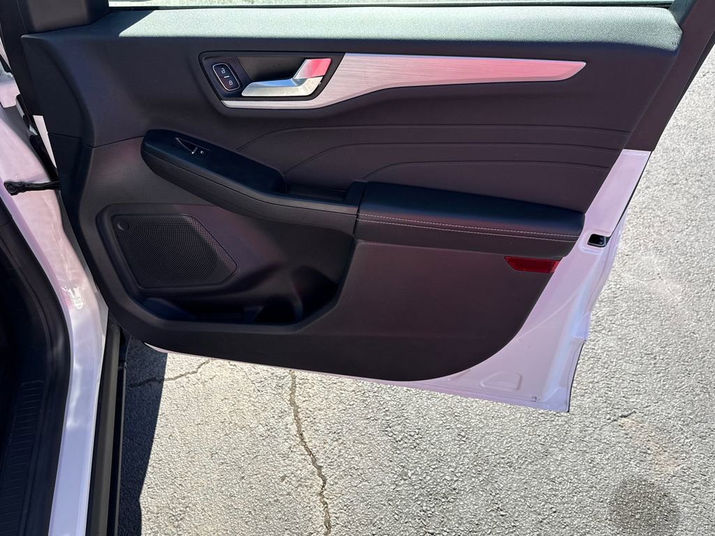 Certified 2025 Ford Escape Platinum w/ Class II Trailer Tow Package image 14