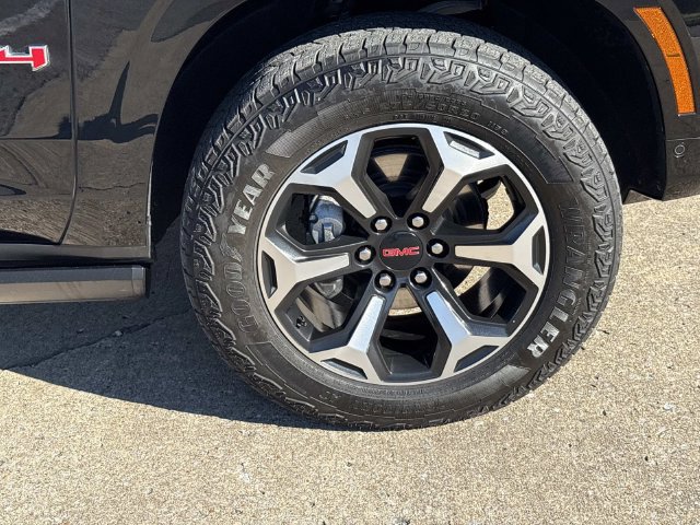 Used 2025 GMC Yukon XL AT4 w/ AT4 Premium Package AWD/4WD image 9