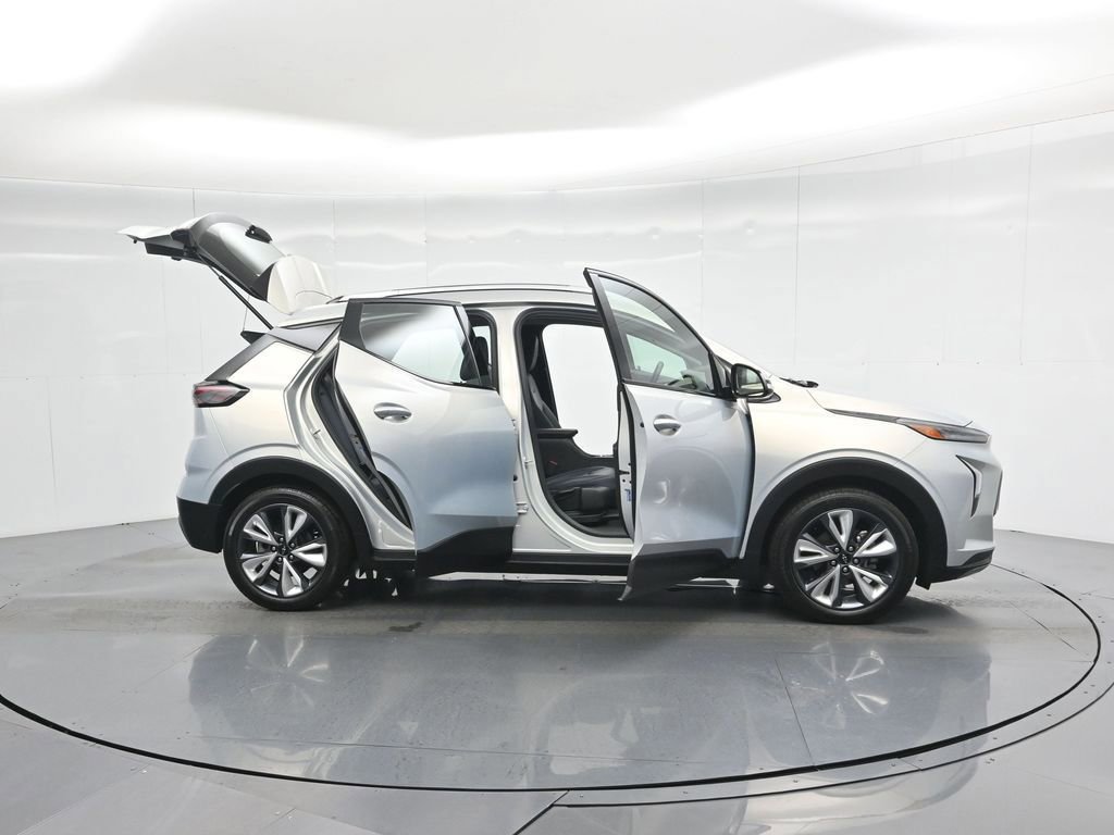 Used 2022 Chevrolet Bolt EUV LT w/ Convenience Package image 32