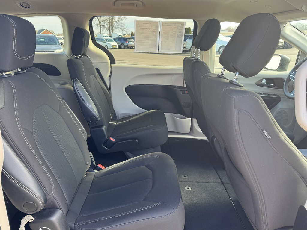 Used 2022 Chrysler Voyager LX FWD image 19