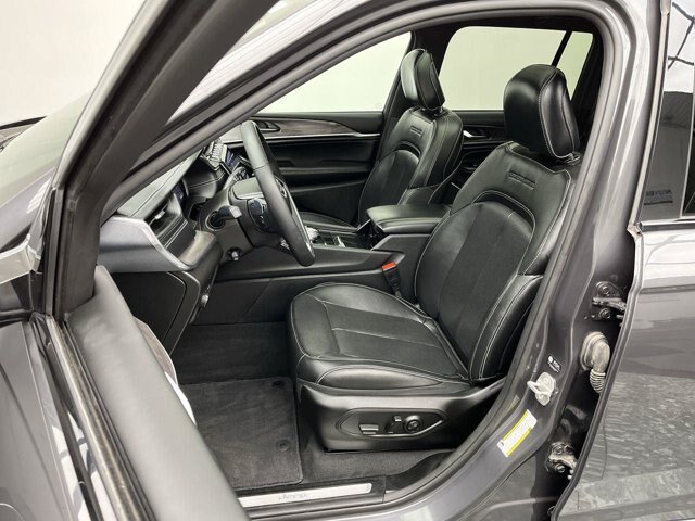 Used 2023 Jeep Grand Cherokee Overland AWD/4WD image 10