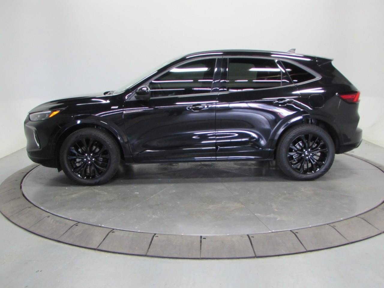 Certified 2023 Ford Escape ST-Line Elite w/ Premium Technology Package AWD/4WD image 4