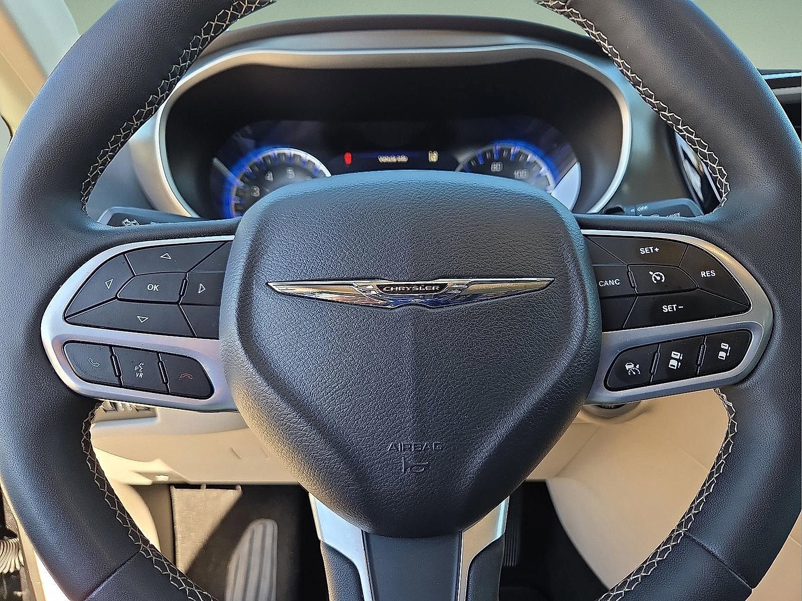 Used 2023 Chrysler Pacifica Touring-L image 24