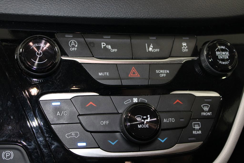 Used 2024 Chrysler Pacifica Touring-L image 47