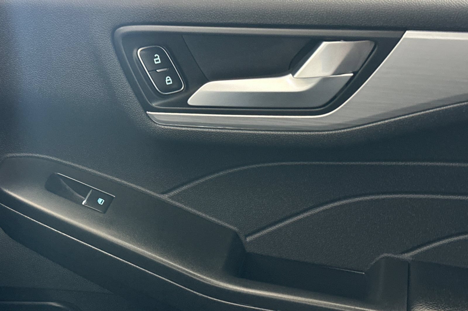 Certified 2025 Ford Escape SE w/ PHEV Premium Package FWD image 18
