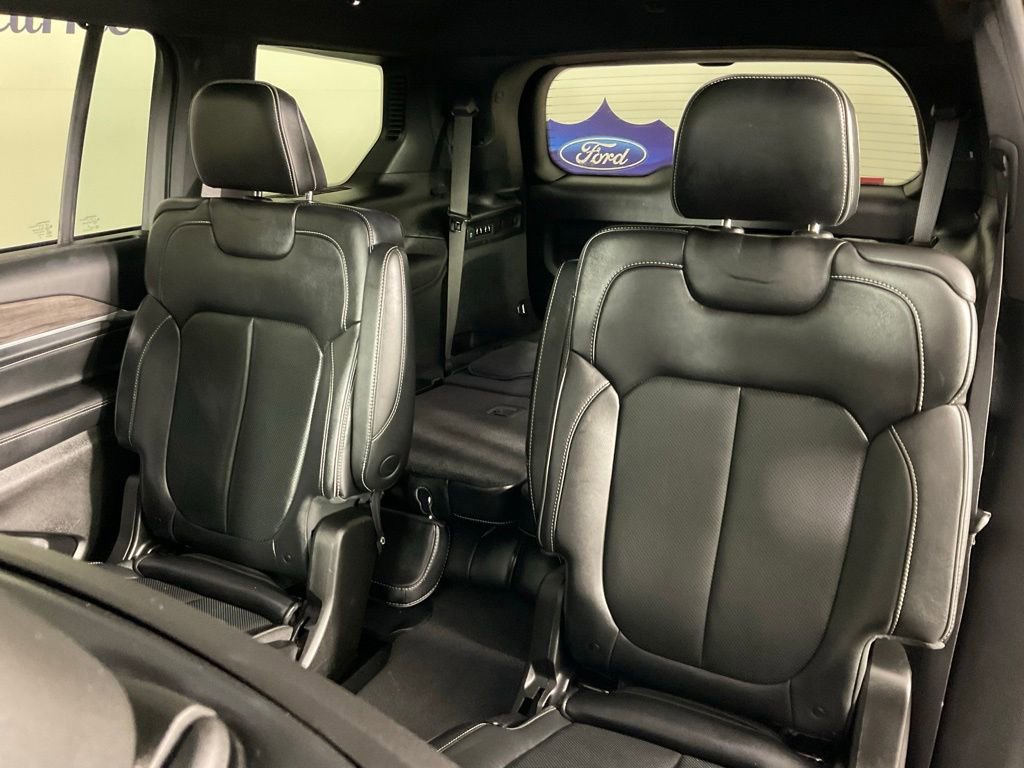 Used 2022 Jeep Grand Cherokee L Overland w/ Luxury Tech Group IV RWD image 16