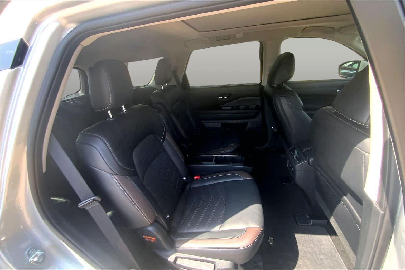 Used 2024 Nissan Pathfinder Platinum FWD image 20